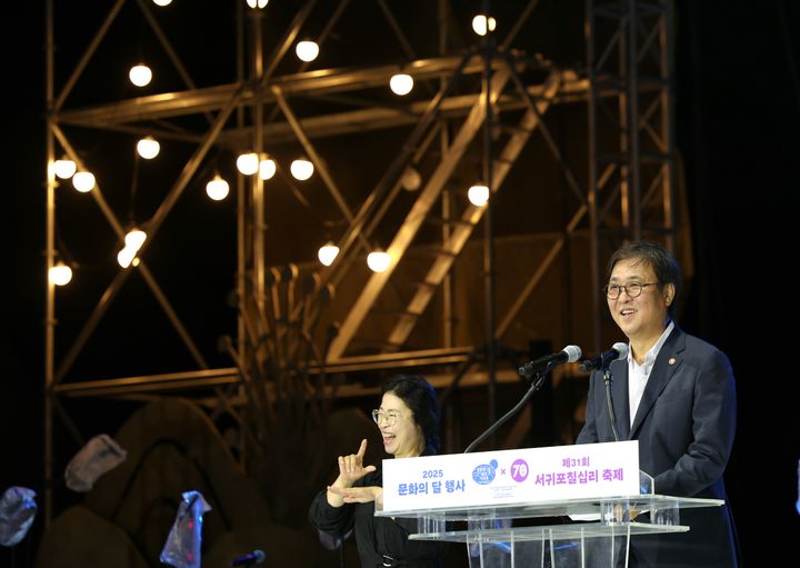 최휘영 문화체육관광부 장관이 18일 제주 서귀포시 천지연폭포 주행사장에서 열린 '2025 문화의 달' 기념식에서 축사하고 있다. (사진=문화체육관광부 제공) *재판매 및 DB 금지