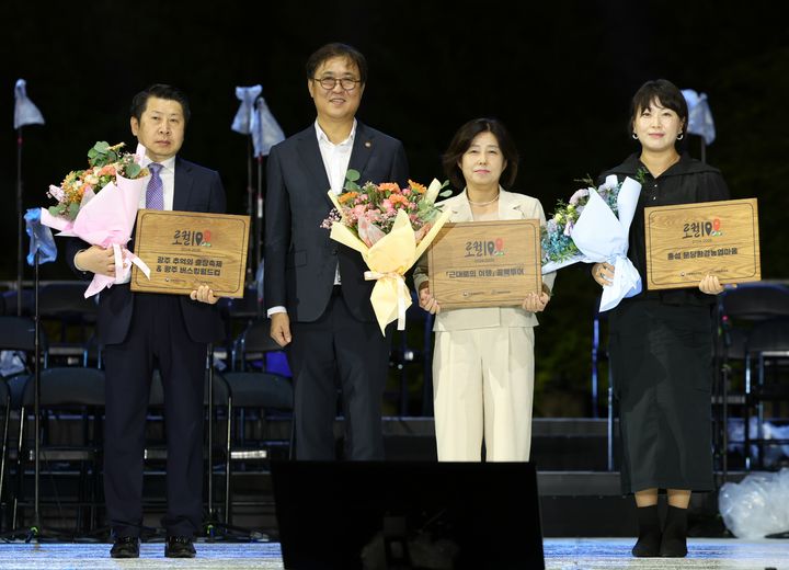 최휘영 문화체육관광부 장관이 18일 제주 서귀포시 천지연폭포 주행사장에서 열린 '2025 문화의 달' 기념식에서 우수 '로컬100' 표창을 시상하고 있다. (사진=문화체육관광부 제공) *재판매 및 DB 금지