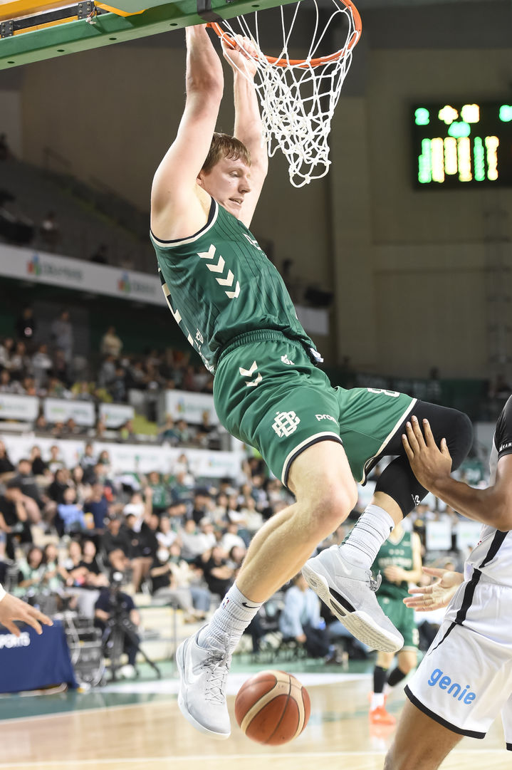 [서울=뉴시스] 프로농구 원주 DB의 헨리 엘런슨. (사진=KBL 제공) 2025,10.18. photo@newsis.com *재판매 및 DB 금지
