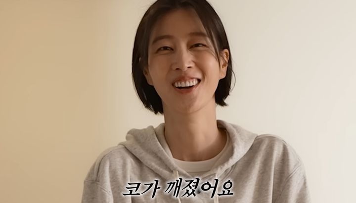 [서울=뉴시스] 축구 경기 도중 코뼈 골절 부상을 당한 방송인 이현이가 18일 유튜브 채널을 통해 근황을 전했다. (사진=유튜브 채널 '워킹맘이현이' 화면 캡처) 2025.10.18. photo@newsis.com *재판매 및 DB 금지