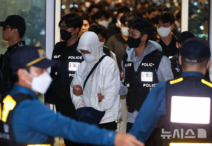 [인천공항=뉴시스] 최진석 기자 = 캄보디아 당국의 범죄단지 단속으로 적발돼 구금됐던 한국인들이 18일 오전 인천국제공항 2터미널을 통해 송환되고 있다. 2025.10.18. myjs@newsis.com
