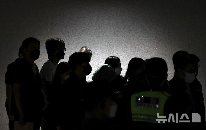 [인천공항=뉴시스] 최진석 기자 = 캄보디아 당국의 범죄단지 단속으로 적발돼 구금됐던 한국인들이 18일 오전 인천국제공항 2터미널을 통해 송환되어 경찰서 압송을 대기하고 있다. 2025.10.18. myjs@newsis.com