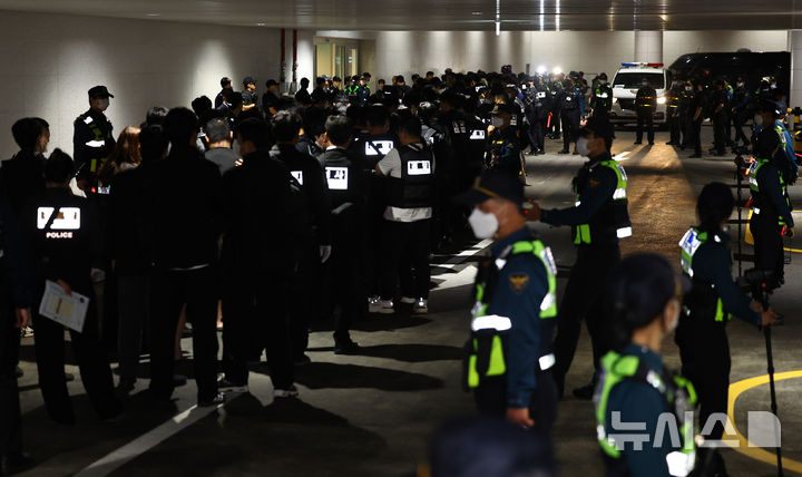 [인천공항=뉴시스] 최진석 기자 = 캄보디아 당국의 범죄단지 단속으로 적발돼 구금됐던 한국인들이 18일 오전 인천국제공항 2터미널을 통해 송환되어 경찰서 압송을 대기하고 있다. 2025.10.18. myjs@newsis.com