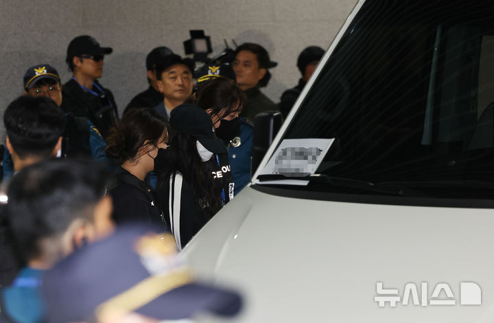 [인천공항=뉴시스] 최진석 기자 = 캄보디아 당국의 범죄단지 단속으로 적발돼 구금됐던 한국인들이 18일 오전 인천국제공항 2터미널을 통해 송환돼 경찰서로 압송되고 있다. 2025.10.18. myjs@newsis.com