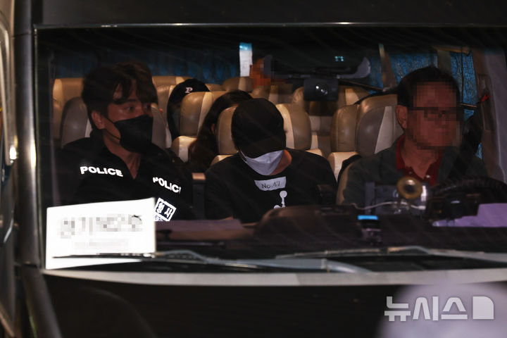 [인천공항=뉴시스] 최진석 기자 = 캄보디아 당국의 범죄단지 단속으로 적발돼 구금됐던 한국인들이 18일 오전 인천국제공항 2터미널을 통해 송환돼 경찰서로 압송되고 있다. 2025.10.18. myjs@newsis.com
