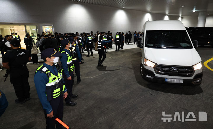 [인천공항=뉴시스] 최진석 기자 = 캄보디아 당국의 범죄단지 단속으로 적발돼 구금됐던 한국인들이 18일 오전 인천국제공항 2터미널을 통해 송환돼 경찰서로 압송되고 있다. 2025.10.18. myjs@newsis.com