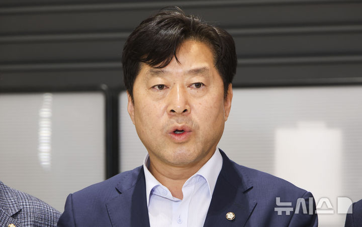 [인천공항=뉴시스] 최진석 = 한인 납치·감금 사태 관련 캄보디아 파견을 마친 황명선 더불어민주당 의원이 18일 오전 인천국제공항을 통해 입국하며 발언하고 있다. (공동취재) 2025.10.18. photo@newsis.com