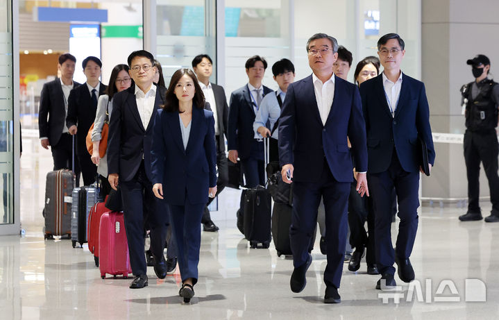 [인천공항=뉴시스] 최진석 = 캄보디아에 파견된 정부합동대응팀인 김진아 외교부 2차관과 박성주 경찰청 국가수사본부장이 18일 오전 인천국제공항 2터미널을 통해 귀국하고 있다. (공동취재) 2025.10.18. photo@newsis.com