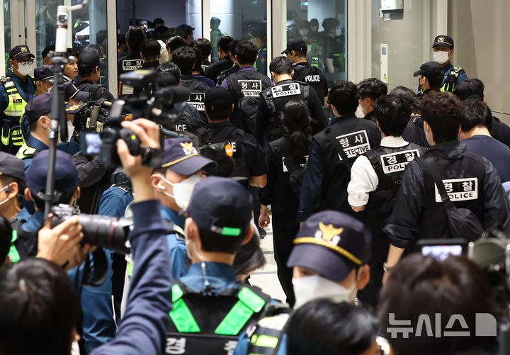 [인천공항=뉴시스] 최진석 = 캄보디아 당국의 범죄단지 단속으로 적발돼 구금됐던 한국인들이 18일 오전 인천국제공항 2터미널을 통해 송환되고 있다. (공동취재) 2025.10.18. photo@newsis.com