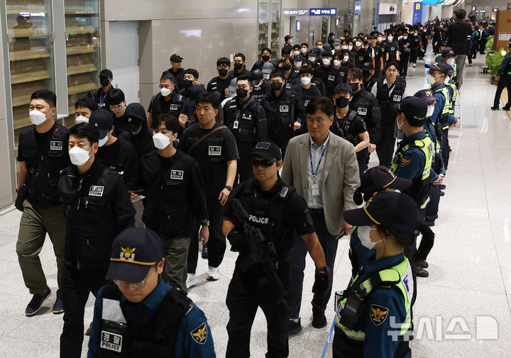 [인천공항=뉴시스] 최진석 = 캄보디아 당국의 범죄단지 단속으로 적발돼 구금됐던 한국인들이 18일 오전 인천국제공항 2터미널을 통해 송환되고 있다. (공동취재) 2025.10.18. photo@newsis.com
