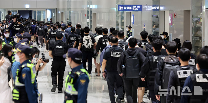 [인천공항=뉴시스] 최진석 = 캄보디아 당국의 범죄단지 단속으로 적발돼 구금됐던 한국인들이 18일 오전 인천국제공항 2터미널을 통해 송환되고 있다. (공동취재) 2025.10.18. photo@newsis.com