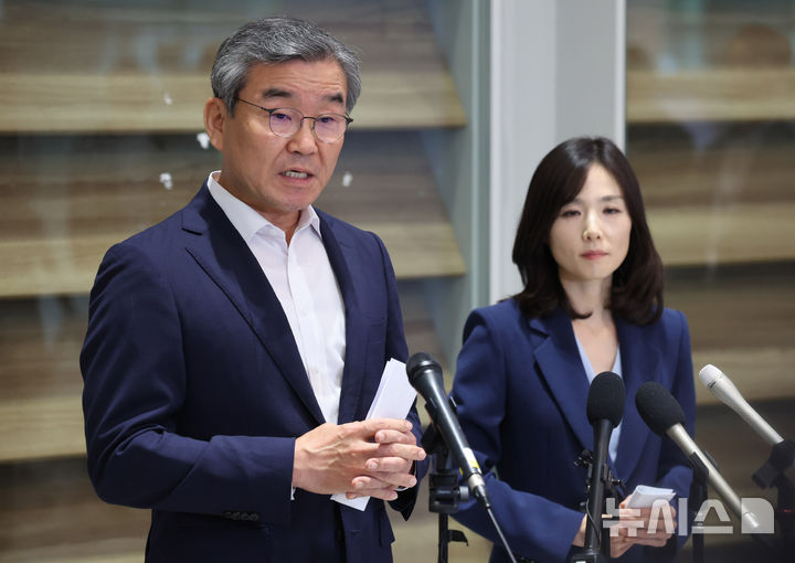 [인천공항=뉴시스] 최진석 = 캄보디아에 파견된 정부합동대응팀인 김진아(오른쪽) 외교부 2차관과 박성주 경찰청 국가수사본부장이 18일 오전 인천국제공항 2터미널을 통해 귀국해 브리핑을 하고 있다. (공동취재) 2025.10.18. photo@newsis.com