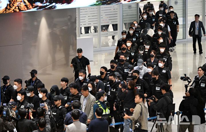 [인천공항=뉴시스] 최진석 = 캄보디아 당국의 범죄단지 단속으로 적발돼 구금됐던 한국인들이 18일 오전 인천국제공항 2터미널을 통해 송환되고 있다. (공동취재) 2025.10.18. photo@newsis.com