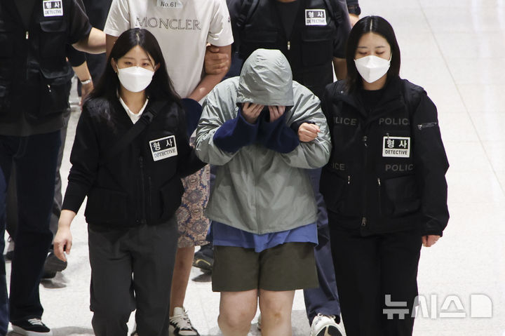 [인천공항=뉴시스] 최진석 = 캄보디아 당국의 범죄단지 단속으로 적발돼 구금됐던 한국인들이 18일 오전 인천국제공항 2터미널을 통해 송환되고 있다. (공동취재) 2025.10.18. photo@newsis.com