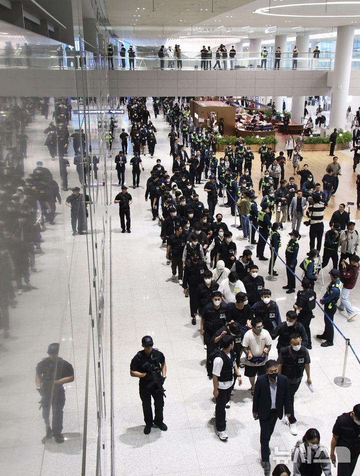 [인천공항=뉴시스] 최진석 = 캄보디아 당국의 범죄단지 단속으로 적발돼 구금됐던 한국인들이 18일 오전 인천국제공항 2터미널을 통해 송환되고 있다. (공동취재) 2025.10.18. photo@newsis.com