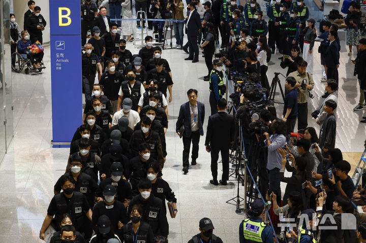 [인천공항=뉴시스] 최진석 = 캄보디아 당국의 범죄단지 단속으로 적발돼 구금됐던 한국인들이 18일 오전 인천국제공항 2터미널을 통해 송환되고 있다. (공동취재) 2025.10.18. photo@newsis.com