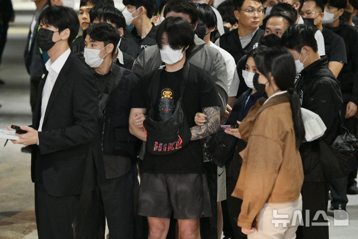 [인천공항=뉴시스] 최진석 = 캄보디아 당국의 범죄단지 단속으로 적발돼 구금됐던 한국인들이 18일 오전 인천국제공항 2터미널을 통해 송환, 경찰서로 압송되고 있다. (공동취재) 2025.10.18. photo@newsis.com