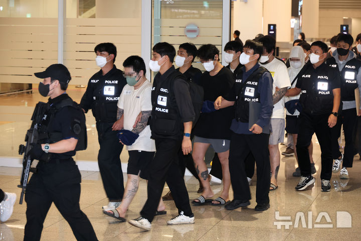 [인천공항=뉴시스] 최진석 = 캄보디아 당국의 범죄단지 단속으로 적발돼 구금됐던 한국인들이 18일 오전 인천국제공항 2터미널을 통해 송환되고 있다. (공동취재) 2025.10.18. photo@newsis.com