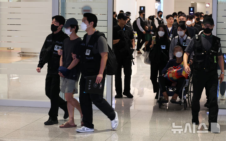 [인천공항=뉴시스] 최진석 = 캄보디아 당국의 범죄단지 단속으로 적발돼 구금됐던 한국인들이 18일 오전 인천국제공항 2터미널을 통해 송환되고 있다. (공동취재) 2025.10.18. photo@newsis.com