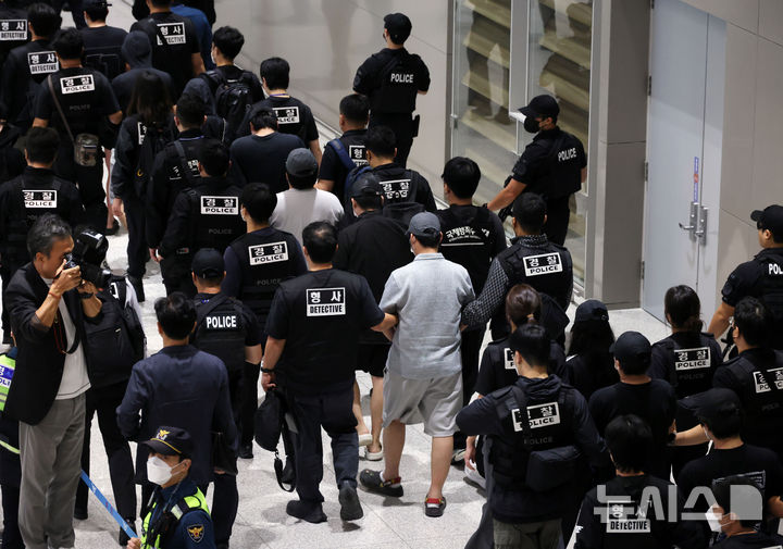 [인천공항=뉴시스] 최진석 = 캄보디아 당국의 범죄단지 단속으로 적발돼 구금됐던 한국인들이 18일 오전 인천국제공항 2터미널을 통해 송환되고 있다. (공동취재) 2025.10.18. photo@newsis.com
