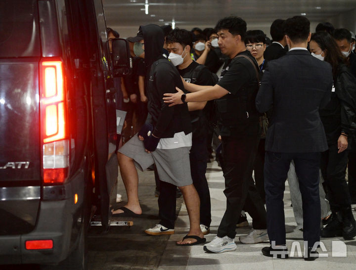 [인천공항=뉴시스] 최진석 = 캄보디아 당국의 범죄단지 단속으로 적발돼 구금됐던 한국인들이 18일 오전 인천국제공항 2터미널을 통해 송환, 경찰서로 압송되고 있다. (공동취재) 2025.10.18. photo@newsis.com