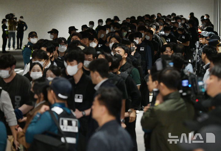 [인천공항=뉴시스] 최진석 = 캄보디아 당국의 범죄단지 단속으로 적발돼 구금됐던 한국인들이 18일 오전 인천국제공항 2터미널을 통해 송환, 경찰서로 압송되고 있다. (공동취재) 2025.10.18. photo@newsis.com
