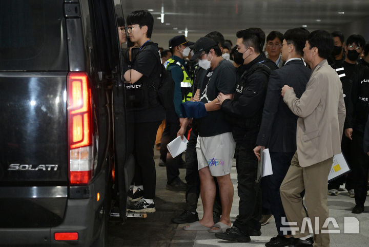 [인천공항=뉴시스] 최진석 = 캄보디아 당국의 범죄단지 단속으로 적발돼 구금됐던 한국인들이 18일 오전 인천국제공항 2터미널을 통해 송환, 경찰서로 압송되고 있다. (공동취재) 2025.10.18. photo@newsis.com