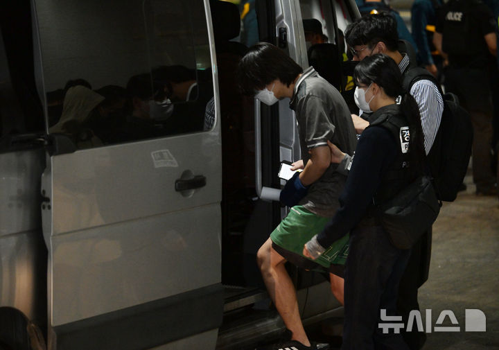 [인천공항=뉴시스] 최진석 = 캄보디아 당국의 범죄단지 단속으로 적발돼 구금됐던 한국인들이 18일 오전 인천국제공항 2터미널을 통해 송환, 경찰서로 압송되고 있다. (공동취재) 2025.10.18. photo@newsis.com