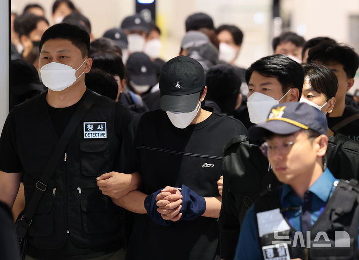 [인천공항=뉴시스] 최진석 = 캄보디아 당국의 범죄단지 단속으로 적발돼 구금됐던 한국인들이 18일 오전 인천국제공항 2터미널을 통해 송환되고 있다. (공동취재) 2025.10.18. photo@newsis.com