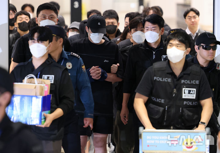 [인천공항=뉴시스] 최진석 = 캄보디아 당국의 범죄단지 단속으로 적발돼 구금됐던 한국인들이 18일 오전 인천국제공항 2터미널을 통해 송환되고 있다. (공동취재) 2025.10.18. photo@newsis.com