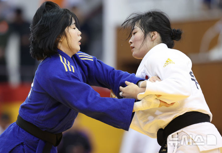 [부산=뉴시스] 황준선 기자 = 허미미(경북체육회)가 이수빈(부산북구청)가 18일 오후 부산 남구 부경대학교 체육관에서 열린 제106회 전국체육대회 유도 여자 일반부 -57kg 8강 경기를 치르고 있다. 2025.10.18. hwang@newsis.com