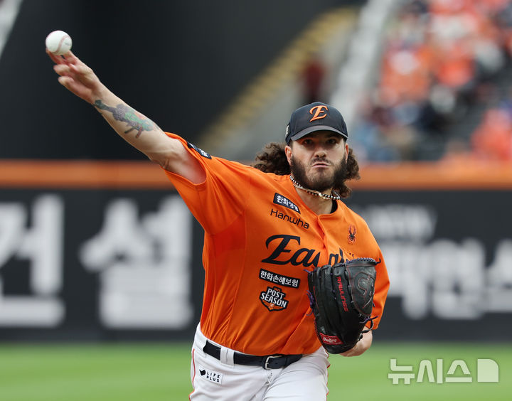 [대전=뉴시스] 김진아 기자 = 18일 대전 중구 한화생명볼파크에서 열린 2025 KBO 포스트시즌 삼성 라이온즈와 한화 이글스의 경기, 한화 폰세가 역투하고 있다. 2025.10.18. bluesoda@newsis.com