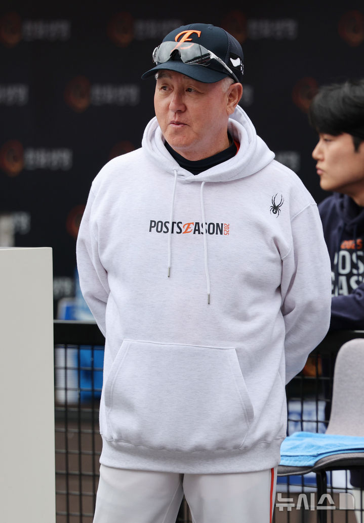 [대전=뉴시스] 김진아 기자 = 18일 대전 중구 한화생명볼파크에서 열린 2025 KBO 포스트시즌 삼성 라이온즈와 한화 이글스의 경기를 앞두고 한화 김경문 감독이 그라운드를 바라보고 있다. 2025.10.18. bluesoda@newsis.com
