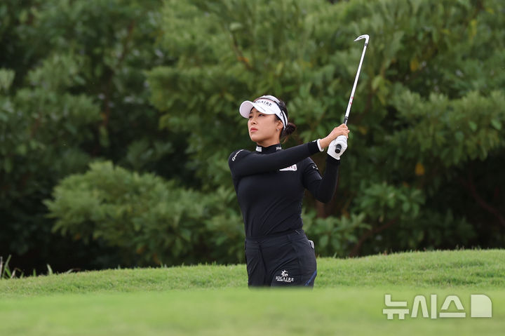 [해남=뉴시스] 권창회 기자 = 18일 오전 전남 해남 파인비치 골프링크스에서 열린 BMW 레이디스 챔피언십 2025 3라운드에서 윤이나가 9번 홀 벙커샷을 치고 있다. 2025.10.18. kch0523@newsis.com