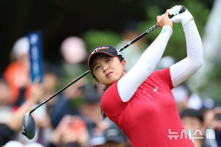 [해남=뉴시스] 권창회 기자 = 18일 오전 전남 해남 파인비치 골프링크스에서 열린 BMW 레이디스 챔피언십 2025 3라운드에서 김세영이 2번 홀 티샷을 치고 있다. 2025.10.18. kch0523@newsis.com