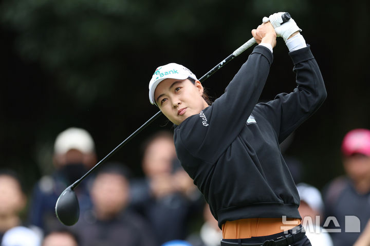 [해남=뉴시스] 권창회 기자 = 18일 오전 전남 해남 파인비치 골프링크스에서 열린 BMW 레이디스 챔피언십 2025 3라운드에서 이민지가 2번 홀 티샷을 치고 있다. 2025.10.18. kch0523@newsis.com