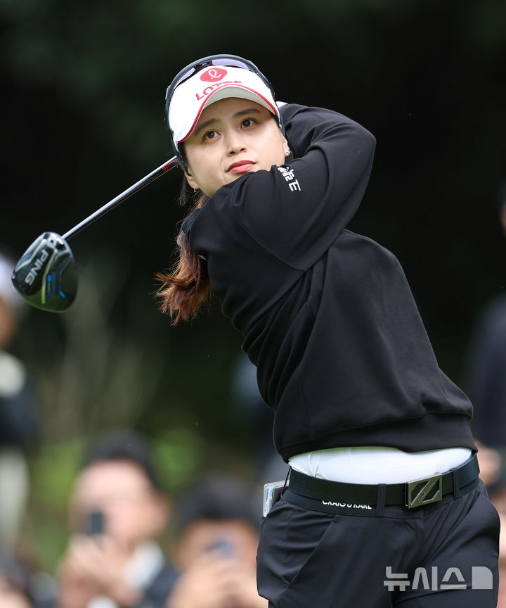[해남=뉴시스] 권창회 기자 = 18일 오전 전남 해남 파인비치 골프링크스에서 열린 BMW 레이디스 챔피언십 2025 3라운드에서 최혜진이 2번 홀 티샷을 치고 있다. 2025.10.18. kch0523@newsis.com