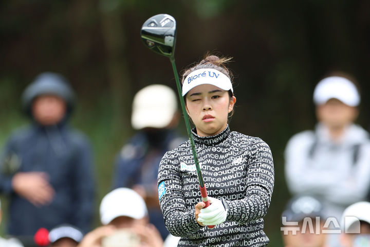 [해남=뉴시스] 권창회 기자 = 18일 오전 전남 해남 파인비치 골프링크스에서 열린 BMW 레이디스 챔피언십 2025 3라운드에서 야마시타 미유가 2번 홀 티샷 전 에이밍을 하고 있다. 2025.10.18. kch0523@newsis.com
