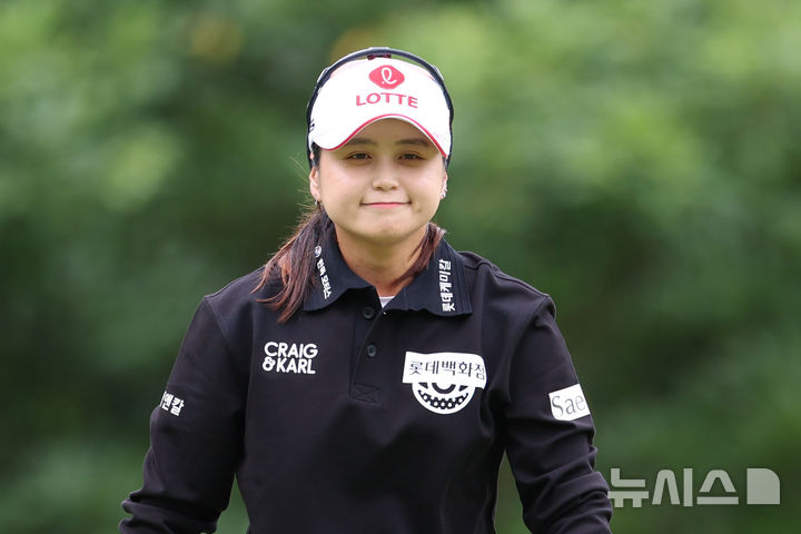 [해남=뉴시스] 권창회 기자 = 18일 오전 전남 해남 파인비치 골프링크스에서 열린 BMW 레이디스 챔피언십 2025 3라운드에서 최혜진이 1번 홀을 파로 잡아낸 뒤 이동하고 있다. 2025.10.18. kch0523@newsis.com