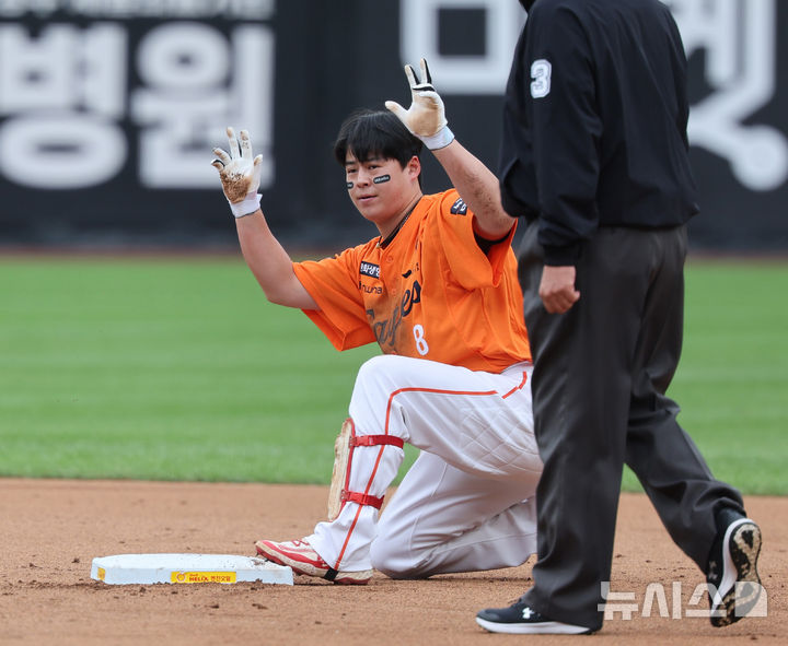 [대전=뉴시스] 김진아 기자 = 18일 대전 중구 한화생명볼파크에서 열린 2025 KBO 포스트시즌 삼성 라이온즈와 한화 이글스의 경기, 1회말 2사 1루 한화 노시환이 2루타를 친 후 세리머니를 하고 있다. 2025.10.18. bluesoda@newsis.com