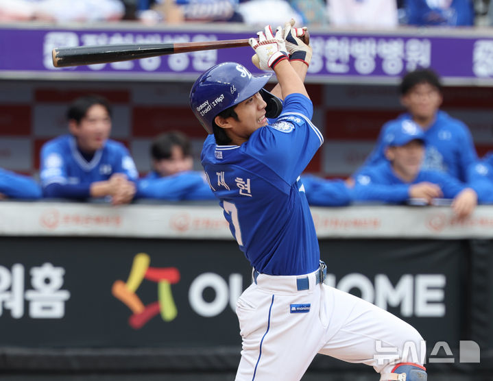 [대전=뉴시스] 김진아 기자 = 18일 대전 중구 한화생명볼파크에서 열린 2025 KBO 포스트시즌 삼성 라이온즈와 한화 이글스의 경기, 2회초 무사 2,3루 삼성 이재현이 선취 2타점 2루타를 치고 있다. 2025.10.18. bluesoda@newsis.com