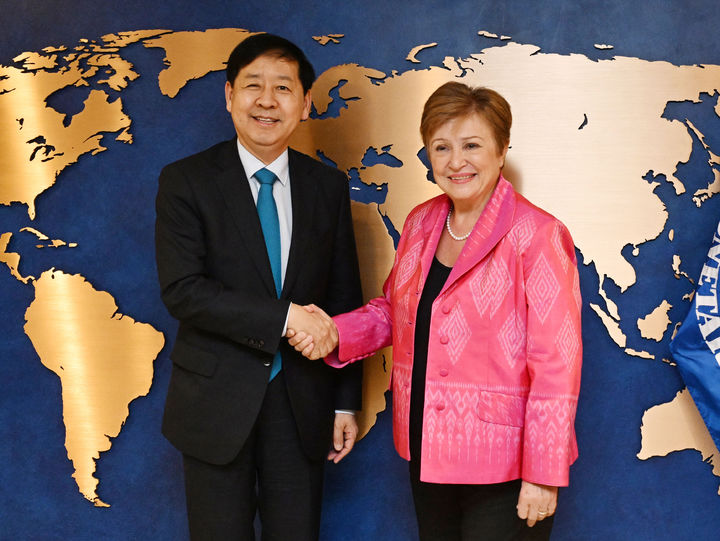 [서울=뉴시스] 이영환 기자 = 주요20개국(G20) 재무장관회의와 국제통화기금 및 세계은행(IMF/WB) 연차총회 참석차 미국 워싱턴D.C.를 방문중인 구윤철 부총리 겸 기획재정부 장관이 10월 17일(현지시간) 국제통화기금(IMF)에서 크리스탈리나 게오르기에바 국제통화기금(IMF) 총재와 면담에 앞서 기념촬영을 하고 있다. (사진=기획재정부 제공) 2025.10.19. photo@newsis.com *재판매 및 DB 금지