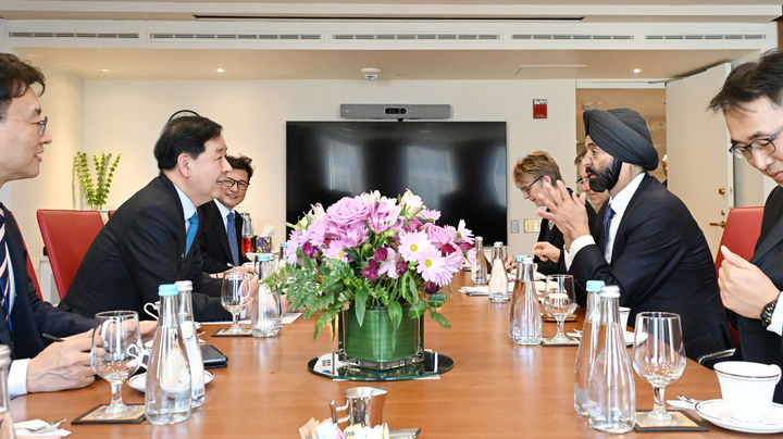 [서울=뉴시스] 이영환 기자 = 주요20개국(G20) 재무장관회의와 국제통화기금 및 세계은행(IMF/WB) 연차총회 참석차 미국 워싱턴D.C.를 방문중인 구윤철 부총리 겸 기획재정부 장관이 지난 17일(현지시간) 세계은행(WB)에서 아제이 방가 세계은행(WB) 총재와 면담을 하고 있다. (사진=기획재정부 제공) 2025.10.19. photo@newsis.com *재판매 및 DB 금지