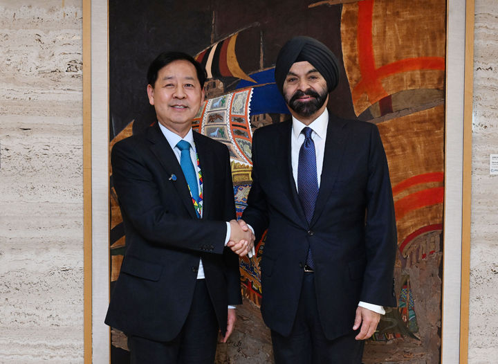 [서울=뉴시스] 이영환 기자 = 사진은 구윤철 경제부총리 겸 기획재정부 장관이 지난 17일(현지시간) 세계은행(WB)에서 아제이 방가 세계은행(WB) 총재와 면담에 앞서 기념촬영을 하고 있는 모습. (사진=기획재정부 제공) 2025.10.19. photo@newsis.com *재판매 및 DB 금지