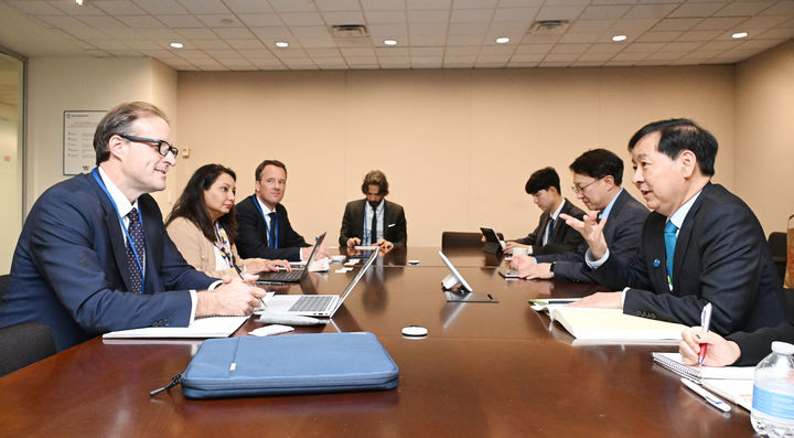 [서울=뉴시스] 이영환 기자 = 주요20개국(G20) 재무장관회의와 국제통화기금 및 세계은행(IMF/WB) 연차총회 참석차 미국 워싱턴D.C.를 방문중인 구윤철 부총리 겸 기획재정부 장관이 10월 17일(현지시간) 국제통화기금(IMF)에서 제임스 롱스돈 국제신용평가사 피치(Fitch) 국가신용등급 글로벌 총괄과 면담에 앞서 기념촬영을 하고 있다. (사진=기획재정부 제공) 2025.10.19. photo@newsis.com *재판매 및 DB 금지