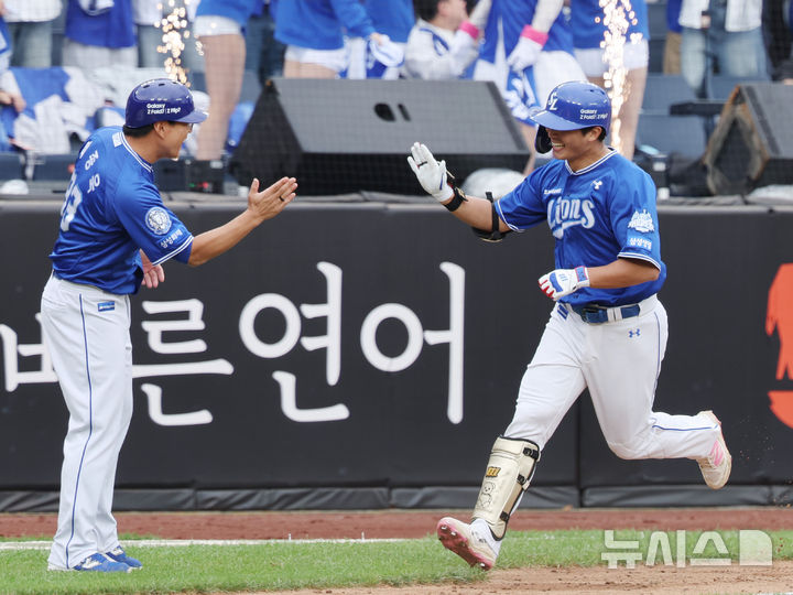 [대전=뉴시스] 김진아 기자 = 18일 대전 중구 한화생명볼파크에서 열린 2025 KBO 포스트시즌 플레이오프 1차전 삼성 라이온즈와 한화 이글스의 경기, 4회초 삼성 김태훈이 재역전 솔로홈런을 친 뒤 그라운드를 돌며 기뻐하고 있다. 2025.10.18. bluesoda@newsis.com