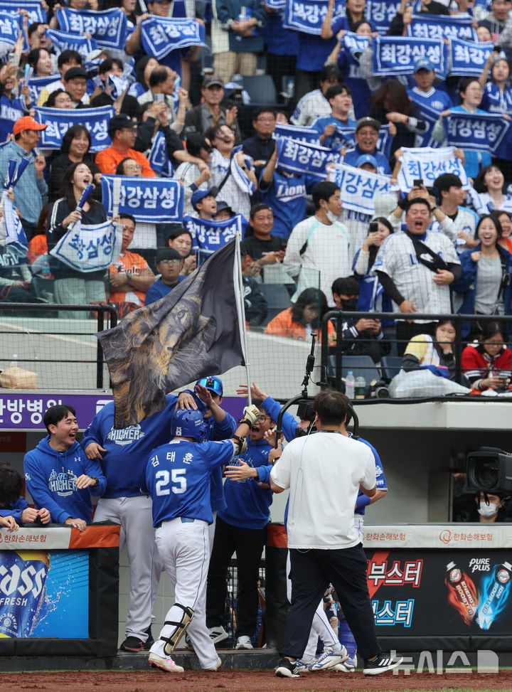 [대전=뉴시스] 김진아 기자 = 18일 대전 중구 한화생명볼파크에서 열린 2025 KBO 포스트시즌 플레이오프 1차전 삼성 라이온즈와 한화 이글스의 경기, 4회초 삼성 김태훈이 재역전 솔로홈런을 친 뒤 더그아웃에서 동료선수들과 기뻐하고 있다. 2025.10.18. bluesoda@newsis.com