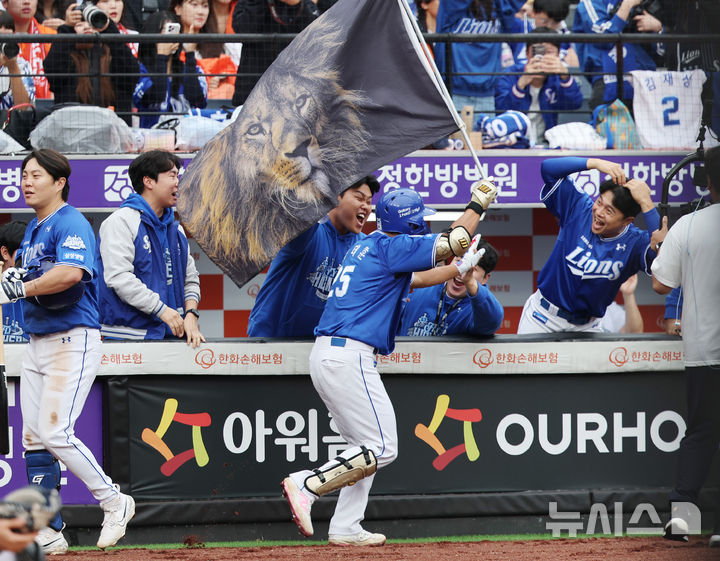 [대전=뉴시스] 김진아 기자 = 18일 대전 중구 한화생명볼파크에서 열린 2025 KBO 포스트시즌 플레이오프 1차전 삼성 라이온즈와 한화 이글스의 경기, 4회초 삼성 김태훈이 재역전 솔로홈런을 친 뒤 더그아웃에서 동료선수들과 기뻐하고 있다. 2025.10.18. bluesoda@newsis.com