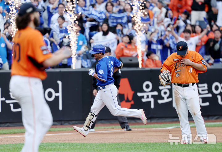 [대전=뉴시스] 김진아 기자 = 18일 대전 중구 한화생명볼파크에서 열린 2025 KBO 포스트시즌 플레이오프 1차전 삼성 라이온즈와 한화 이글스의 경기, 4회초 삼성 김태훈이 재역전 솔로홈런을 친 뒤 그라운드를 돌며 기뻐하고 있다. 2025.10.18. bluesoda@newsis.com