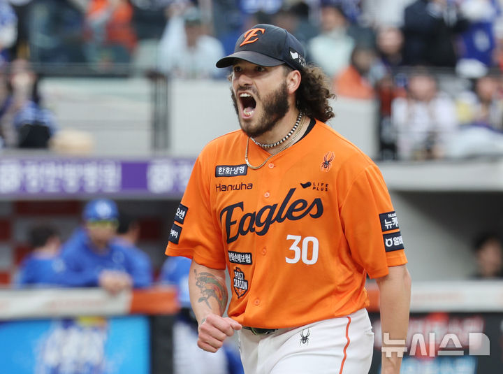 [대전=뉴시스] 김진아 기자 = 18일 대전 중구 한화생명볼파크에서 열린 2025 KBO 포스트시즌 플레이오프 1차전 삼성 라이온즈와 한화 이글스의 경기, 5회초 2사 한화 폰세가 삼성 디아즈를 파울플라이로 아웃시키고 더그아웃으로 들어오며 포효하고 있다. 2025.10.18. bluesoda@newsis.com